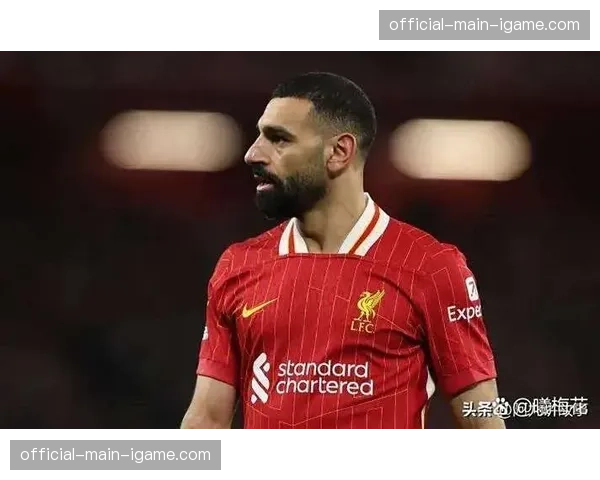 特写：小球迷冲入场内拥抱偶像萨拉赫，被安保礼貌带离