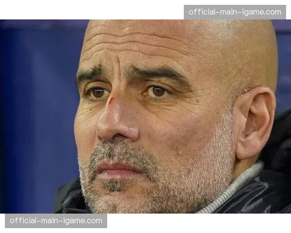 转播镜头捕捉:看台上,瓜迪奥拉在手写笔记本上快速记录 转播镜头捕捉:看台上,瓜迪奥拉在手写笔记本上快速记录